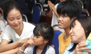 Thí sinh Hoa Hậu Việt Nam 2020 chia sẻ yêu thương cùng các em nhỏ kém may mắn ở Vũng Tàu