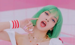 Loạt trang phục ấn tượng của Lisa (BLACKPINK) trong MV Ice Cream, có món giá trị gần 1 tỉ