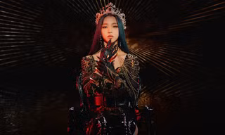 Tung video Karina ngồi trên ngai vàng, SM ngầm tuyên bố aespa sẽ trở thành nữ hoàng K-Pop?