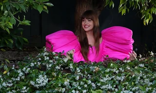 Diễn viên “50 Sắc Thái” Dakota Johnson ngọt ngào như một đoá hoa trong trang phục Công Trí