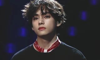 Nếu bạn chưa biết đeo khăn sao cho đẹp, hãy để “người đẹp trai” V (BTS) hướng dẫn nhé!