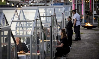 Hẹn hò thời COVID-19: Đến nhà hàng và ăn tối trong lồng kính mini lãng mạn như cổ tích