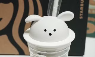 Chiếc cốc này có gì đặc biệt mà fandom nào cũng nhận là có hình ảnh của idol nhà mình?