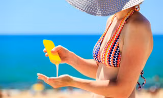 Ai cũng biết dùng kem chống nắng là BẮT BUỘC nhưng chọn loại nào, dùng thế nào mới đúng?
