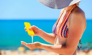 Ai cũng biết dùng kem chống nắng là BẮT BUỘC nhưng chọn loại nào, dùng thế nào mới đúng?