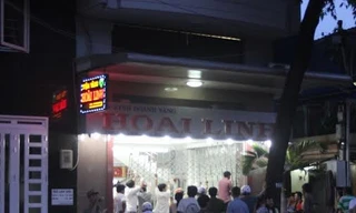 Ô tô tông đổ cửa tiệm vàng