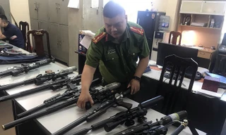Công an thu giữ nhiều linh kiện súng săn. Ảnh: ANTĐ
