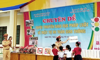 Cục CSGT phối hợp với Công an huyện Cát Hải (Hải Phòng), UBND xã Việt Hải tổ chức phổ biến tuyên truyền pháp luật về bảo đảm TTATGT.