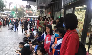 Nhiều người tháo chạy xuống sảnh khi xảy ra vụ cháy.