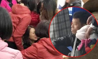 Người thân khóc ngất khi biết tin con gái rơi từ tầng 25 chung cư