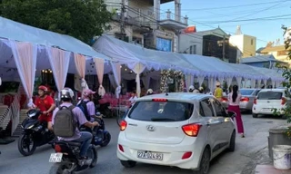 Cỗ bàn đã bày ra nhưng không ai đến.