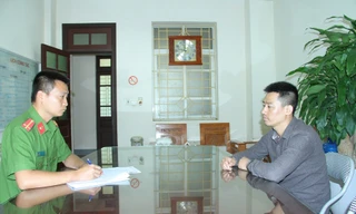 Đối tượng Tùng 'Bake' tại cơ quan công an. Ảnh: Công an Lào Cai.