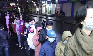Người dân xếp hàng giữa đêm mưa rét mua khẩu trang đúng giá