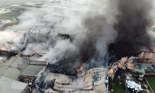 Cảnh cháy kinh hoàng ở khu xưởng rộng nghìn mét vuông tại Hà Nội 