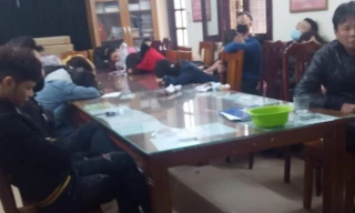 Tạm giữ hơn 100 dân chơi trong quán bar ở Hàng Tre đêm Noel