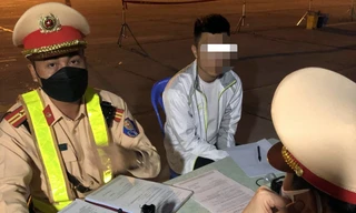 Tài xế làm việc với tổ công tác.