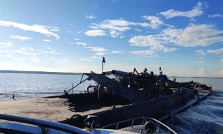 Tàu chở cát bỏ chạy khi bị lực lượng chức năng kiểm tra. Ảnh: Ngọc Lâm