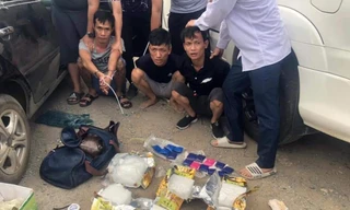 Các đối tượng bị bắt giữ cùng tang vật.