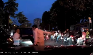 Sau va chạm, hai tài xế ô tô bỏ xe lao vào đánh nhau giữa đường