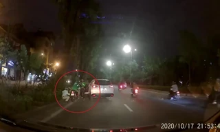 Tài xế Mazda CX5 dùng gậy vụt vào đầu người đi xe máy vì bị ‘nhắc nhở’