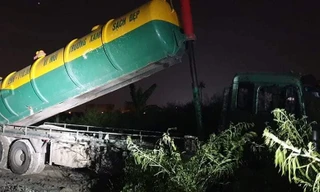 Xe bồn đổ trộm chất thải bị bắt quả tang