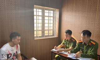 Tài xế xe bán tải lùi xe bỏ chạy đâm va hư hỏng 9 ô tô khác