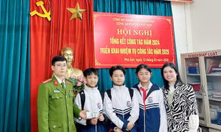 Nhóm học sinh nhặt được bọc tiền trên đường đi học về