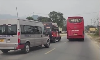 Điều khiển ô tô dàn hàng ngang chặn xe khác khi đồng nghiệp ‘nhờ’