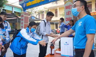Thanh niên giúp học sinh phòng, chống dịch Covid-19 khi đi học trở lại