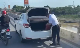 Clip tài xế dừng xe trên cầu, mở cốp vứt đồ xuống sông ở Thanh Hóa