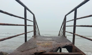 Rào chắn kè biển Sầm Sơn hư hỏng, nhiều đoạn trống hoác