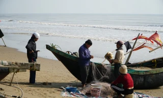 Thanh Hoá: Mùng 3 Tết, ngư dân ‘xông’ biển, du khách ‘xuống tiền’ đón lộc