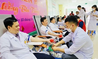 Hơn 1.100 cán bộ, nhân viên Bệnh viện Đa khoa tỉnh Thanh Hoá hiến máu tại lễ hội 'Giọt hồng Blouse trắng'