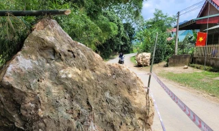 Nhiều tảng đá lăn xuống đường sau mưa dông