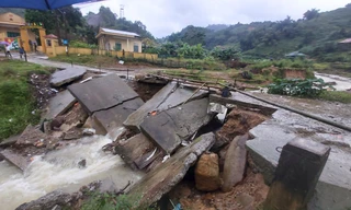 9 hộ gia đình và 40 chiến sĩ phải di dời khẩn cấp vì sạt lở núi