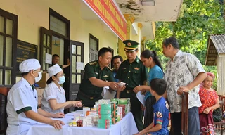 Khám bệnh cho lực lượng bảo vệ và người dân nước bạn Lào khu vực biên giới Thanh Hóa