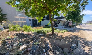 Vỉa hè bị bỏ quên nhiều năm giữa trung tâm thành phố Thanh Hóa