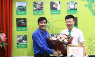 Trao huy hiệu Tuổi trẻ dũng cảm cho thanh niên nhảy sông cứu người