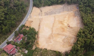 Ngang nhiên san đất rừng, dựng hàng rào… làm vườn