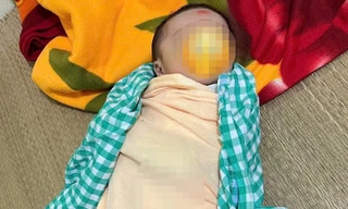 Phát hiện bé trai hơn 1 tháng tuổi bị bỏ rơi gần chợ lúc đêm khuya 