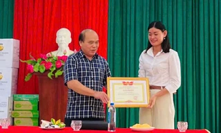 Khen thưởng cô giáo giúp hơn 200 học sinh tránh thảm họa sạt lở đất ở Mường Lát