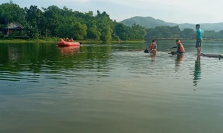 Lật nhà bè ở Thanh Hoá, 7 người bơi được vào bờ, 2 người đuối nước