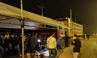 Va chạm kinh hoàng với ô tô tải, cả 4 người trong gia đình tử vong