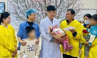 Khen thưởng các y, bác sĩ cứu sống 2 học sinh ở Thanh Hoá hôn mê sau khi ăn bim bim 