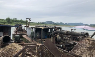 Tàu khai thác trái phép trên sông Mã. Ảnh minh hoạ