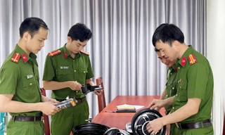 Đồng loạt khám xét 9 địa điểm trong đường dây buôn lậu bình ắc quy, phụ tùng xe điện