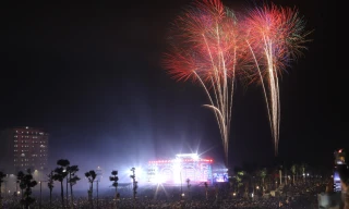 Đông đảo du khách dự kỷ niệm 60 năm đô thị Sầm Sơn, khai mạc du lịch biển