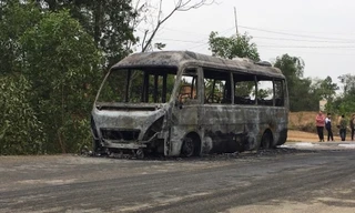 Thanh Hoá: Xe khách bất ngờ bốc cháy ngùn ngụt khi đang lưu thông 