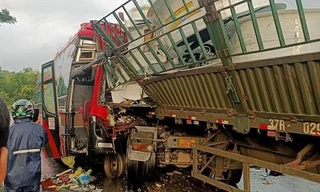 5 người thương vong trong vụ xe khách va chạm xe đầu kéo trên đường mòn Hồ Chí Minh 