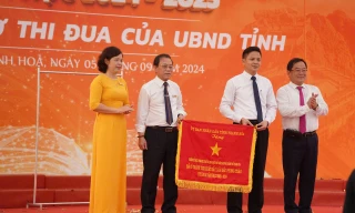 Trường Liên cấp Fansipan đón nhận cờ thi đua của tỉnh Thanh Hóa